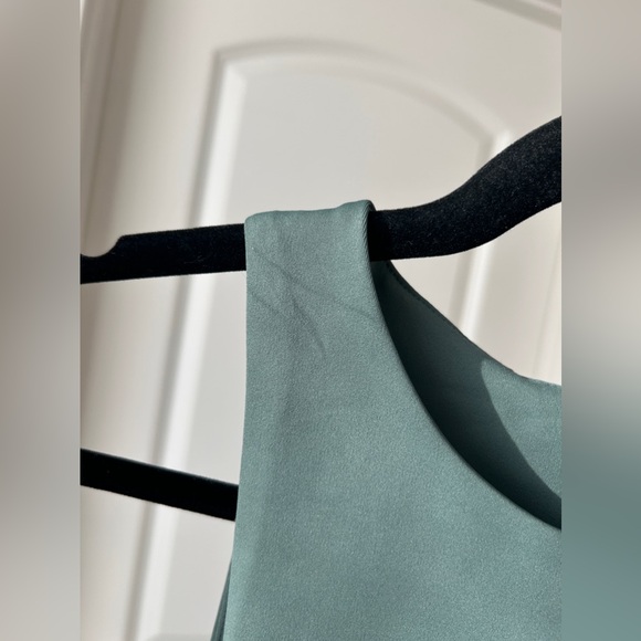 Express Body Contour Tank Top - Picture 2 of 4